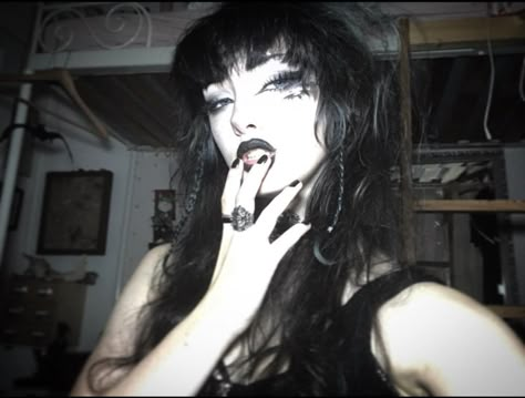 Goth Icon Pfp, Gothic Instagram, Goth Lesbian, Goth Pose, Gothic Girl Aesthetic, Goth Selfie, Goth Icon, Goth Poses, Goth Pfp