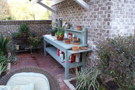 Put together a garden workstation as a handy spot for repotting plants, arranging bouquets and stashing tools Potting Bench Ideas, Potting Station, Garden Station, Patio Pictures, Old Benches, Potting Tables, Potting Table, Outdoor Sinks, Better Homes And Garden