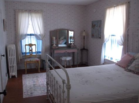 Gloomy Coquette, Dollhouse Bedroom, Shabby Chic Room, Pretty Room, Dream Room Inspiration, Room Makeover Inspiration, Room Inspiration Bedroom, Bedroom Aesthetic, Pretty House