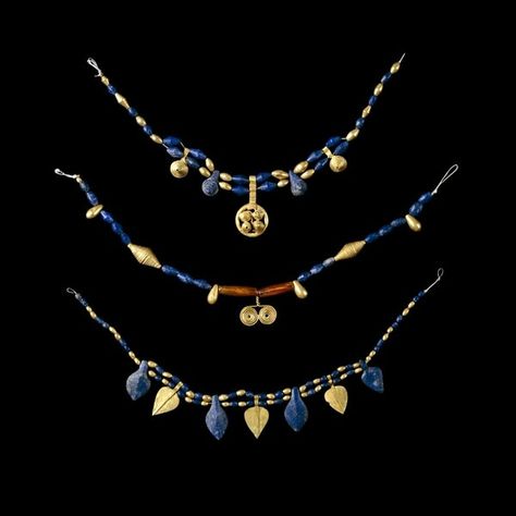 Ancient Sumer, Ancient Jewels, Ancient Jewellery, Ancient Mesopotamia, Historical Jewellery, Long Pearl Necklaces, Egyptian Jewelry, Pearl Jewelry Necklace, Ancient Jewelry