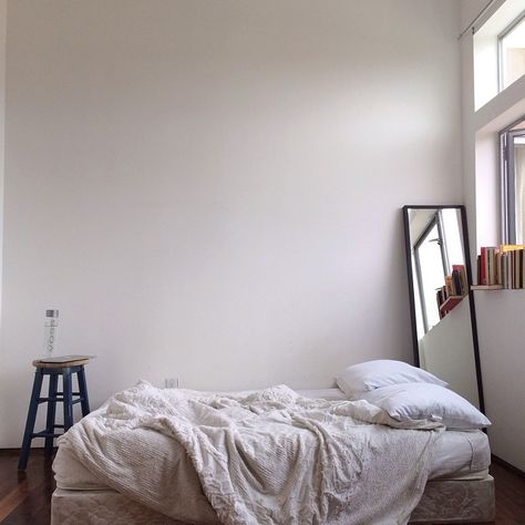 I love the bedding and the floor mirror. Also, the white+wood combo. Unmade Bed, Minimalist Bedroom, My New Room, New Room, Dream Room, 인테리어 디자인, Design Furniture, House Inspiration, House Rooms