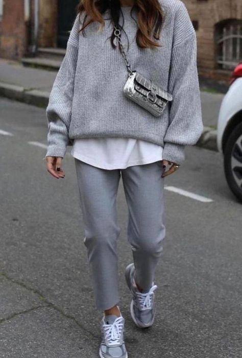 Autumn Outfits 2023 Women Casual, Athleisure To Work, Casual Work Outfits Winter 2023, Grey Autumn Outfit, Grey Sneaker Outfits Women, What To Wear With Gray Pants, Trendy Fall Outfits 2023 Street Style, Autumn Street Style 2023, Gray Pants Outfits Women