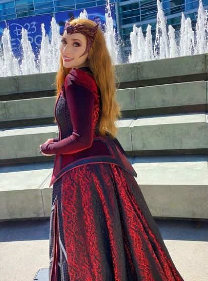 Scarlet Witch Cosplay, Avengers Shield, Witch Cosplay, Wanda And Vision, Marvel Comic Books, Wanda Maximoff, Detective Comics, Elizabeth Olsen, Scarlet Witch