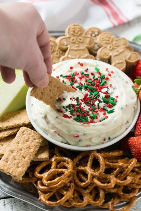 Christmas Cookie Dough Dip, Christmas Dips, Christmas Party Appetizers, Christmas Cookie Dough, Snack Christmas, Christmas Finger Foods, Christmas Party Snacks, Christmas Dip, Dessert Christmas