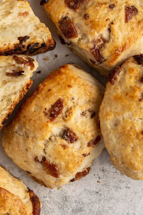 Make savory-sweet scones by adding maple bacon to buttermilk scones! Maple bacon scones just can't be beaten. #scones #brunch #bacon #breakfast #pastries Maple Bacon Scones, Brunch Bacon, Bacon Scones, Sweet Scones, Buttermilk Scones, Fruit Scones, Savory Scones, Bacon Jam, Bacon Breakfast