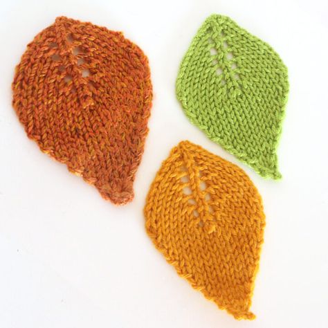 Leaf Knit Pattern Free, Knitted Leaves Free Pattern Easy, Knit Leaves Free Pattern, Knitted Leaf Pattern, Knitted Leaves, Knit Leaves, Leaf Knitting Pattern, Knit Loom, Knitted Flower Pattern