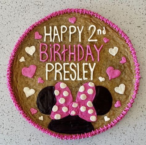 Disney Cookie Cake, Birthday Message Cookies, Minnie Mouse Cookie Cake, Cute Cookie Cake Designs, Cookie Cake Decorating Ideas, Giant Cookie Cake, Message Cookies, Big Cookies, Decorating Desserts