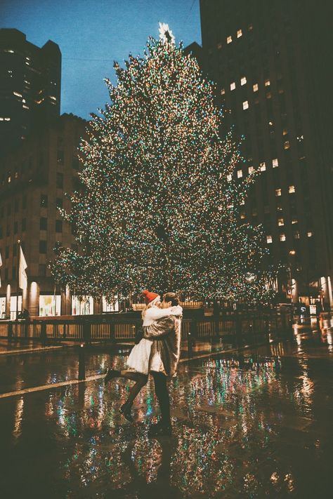 Couple Christmas Photoshoot, Travel Destinations In The Us, Christmas In New York Aesthetic, Christmas Engagement Photos, Christmas Photoshoot Ideas, Christmas Couple Photos, Christmas Couple Pictures, Christmas Nyc, New York City Christmas