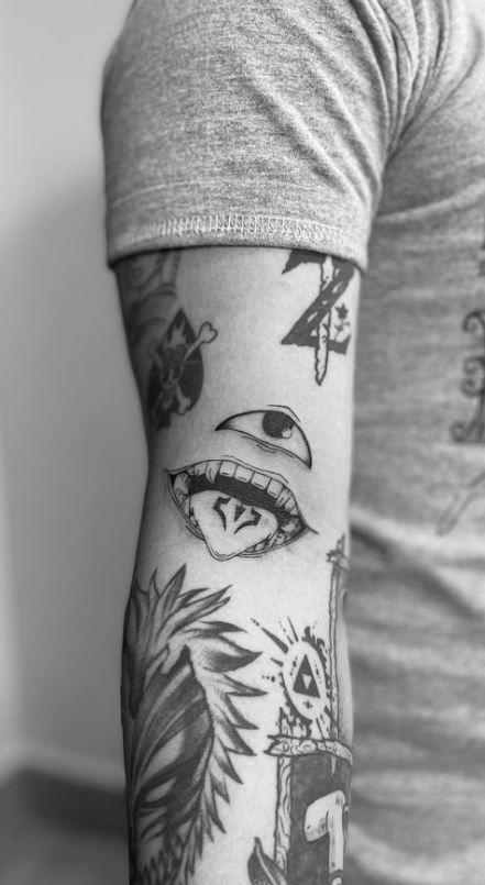 Anime Filler Tattoo Ideas Gap, Kitsune Mask Tattoo Design Black, Anime Arm Tattoo Sleeve, Anime Black Tattoo, Leg Anime Tattoo, Men Anime Tattoo Ideas, Leg Tattoos Anime, Black Anime Tattoos, Anime Elbow Tattoo