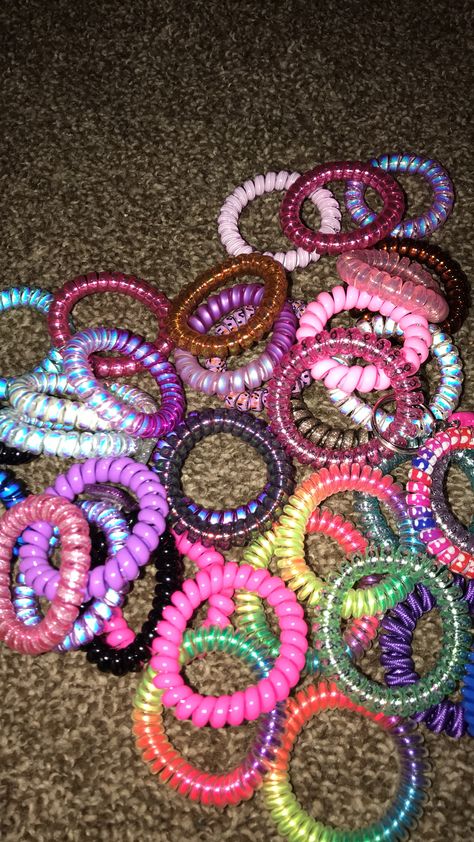 Coil Hair Ties, Rubber Band Crafts, Hair Tie Accessories, Crystal Bead Jewelry, Wrist Accessories, Fashion Gal, Hair Coils, Nostalgic Toys, Wrist Jewelry