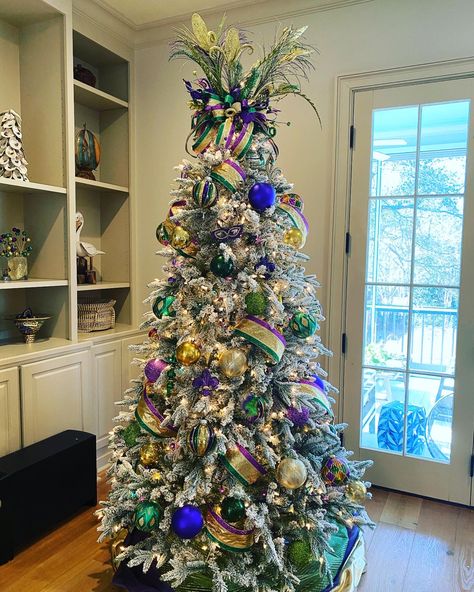 White Mardi Gras Tree, Mardi Gras Christmas Tree Ideas, Mardi Gras Tree Decoration, Mardi Gras Tree Ideas, Mardi Gras Christmas Tree, Mardi Gras Aesthetic, Mardi Gras Dinner, Mardi Gras Desserts, Mardi Gras Cocktails