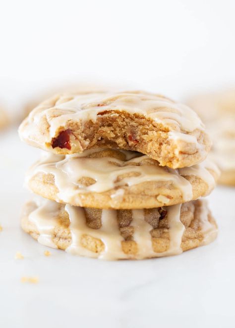 These maples cookies are soft, chewy and irresistible with nutty brown butter, brown sugar and maple flavor. Topped with a maple glaze, they disappear at holiday parties! Maple White Chocolate Chip Cookies, Glazes For Cookies, Chewy Maple Cookies, Adorable Desserts, Cookies With Brown Butter, I Heart Naptime Recipes, No Bake Oatmeal, Candy Brownies, Shepard's Pie