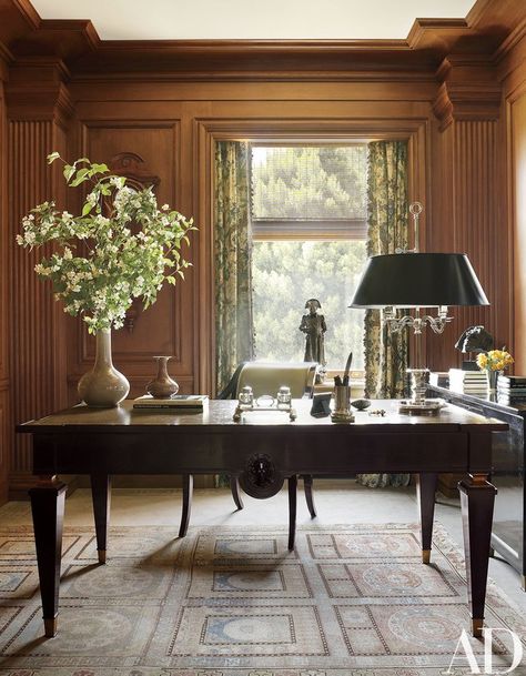 Gary's study is paneled in rift-sawn oak; the curtains are of a Cowtan & Tout print, and the André Arbus desk and Khotan rug are both vintage | archdigest.com Paneled Walls, Elegant Home Office, Desk Lamp Design, Traditional Office, Beautiful Desk, Design Salon, Luxury Office, Elegant Home, Residential Interior Design