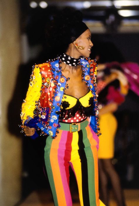 Moschino Spring 1991 Ready-to-Wear Fashion Show - Vogue Moschino Runway, 90s Runway Fashion, Vintage Runway, 80s And 90s Fashion, Vintage Versace, 1990s Fashion, Naomi Campbell, Runway Collection, Inspiration Mode