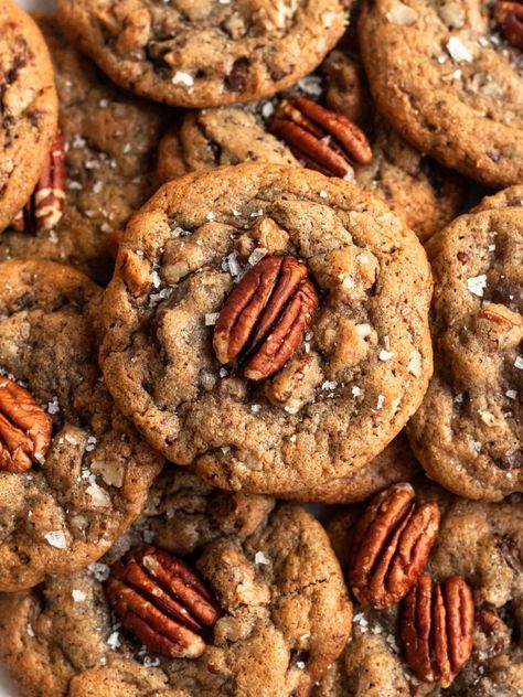 Overhead shot of a bunch of pecan butter cookies. Butter Pecan Cookies Recipe, Brown Butter Pecan Cookies, Pecan Chocolate Chip Cookies, Pecan Chocolate, Chocolate Chip Pecan Cookies, Butter Pecan Cookies, Cookie Recipes Unique, Chocolate Crinkle Cookies, Chocolate Crinkles