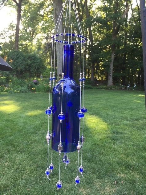 Carillons Diy, Wind Chimes Homemade, Wine Bottle Wind Chimes, Wind Chimes Craft, Glass Bottle Diy, Diy Glass Bottle Crafts, Diy Wind Chimes, Glass Bottles Art, Wine Bottle Art