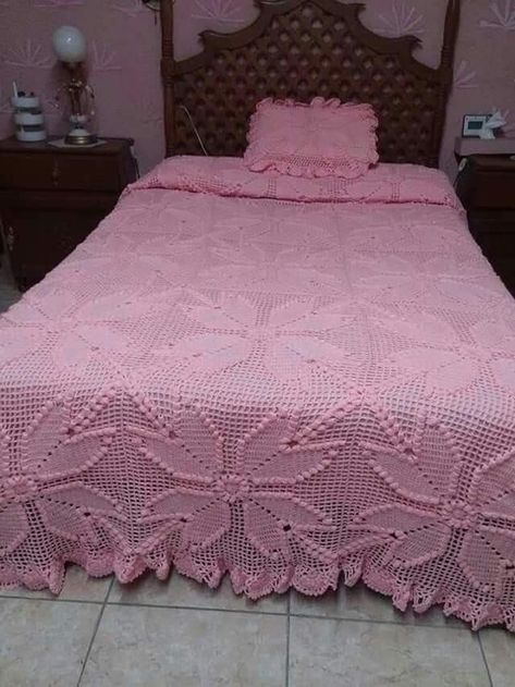 Draps Design, Crochet Bedspread Pattern, Crochet Bedspread, Crochet Table Runner, Crochet Patterns Free Blanket, Crochet Design, Pillow Cover Design, Handmade Blanket, Crochet Squares