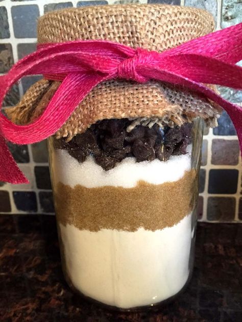 Homemade DYI Chocolate Chip Cookie Mix Gift In A Mason Jar Cookie Mix Jar, Cookie Mix In A Jar, Mason Jar Cookies Mix, Mix In A Jar, Easy Homemade Christmas Gifts, Mason Jar Christmas Gifts, Mason Jar Cookies, Chocolate Chip Cookie Mix, Diy Gifts For Men