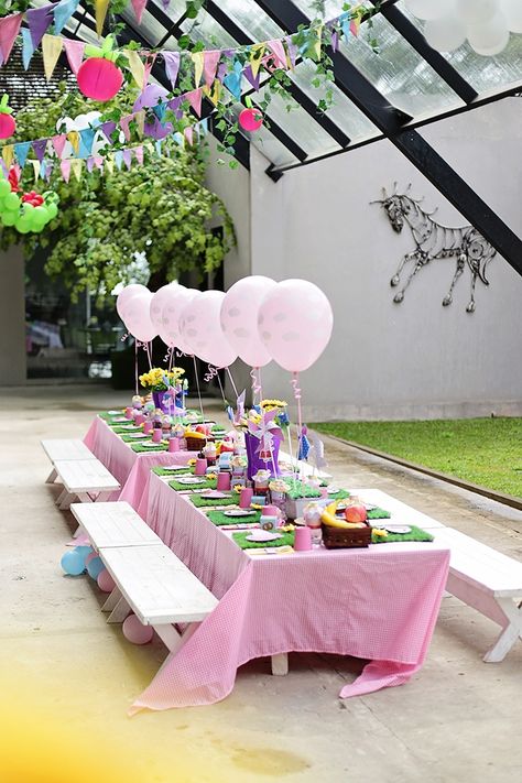 Let's Oink To Jenna's Picnic Party | Dream Flavours - Celebrations Party Planner Peppa Pig Outdoor Birthday Party, Diy Kids Party Table, Diy Party Table, Sofia Birthday Invitation, Peppa Pig Birthday Party Decorations, Kids Party Tables, Diy Kids Party, Peppa Pig Birthday Cake, Kids Picnic Table