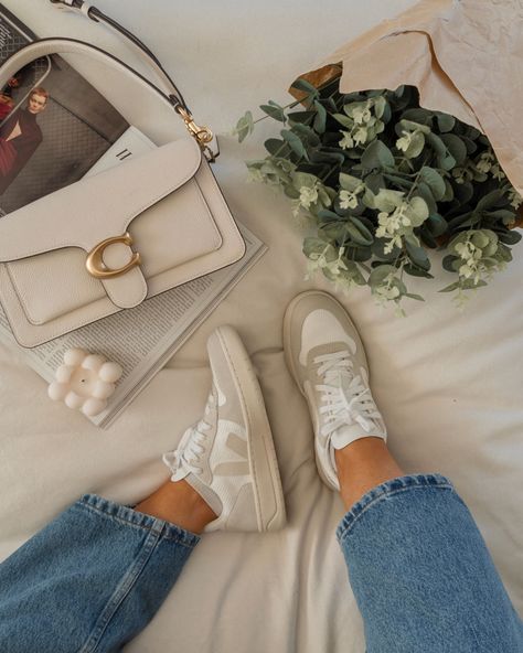 How to style Veja trainers Coach Tabby 26 Outfit White, Veja Aesthetic, Veja Trainers Outfit, Tabby Coach Bag, Coach Tabby 26 Outfit, Women’s Trainers, Coach Shoes Outfit, White Trainers Women, Coach Bag Outfit Style