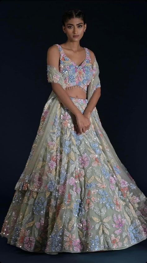 Sangeet Backdrop, Bridesmaids Lehenga, Heavy Lehenga, Bridesmaid Lehenga, Simple Lehenga, Indian Outfits Lehenga, Traditional Dresses Designs, Lehenga Online, Pastel Outfit