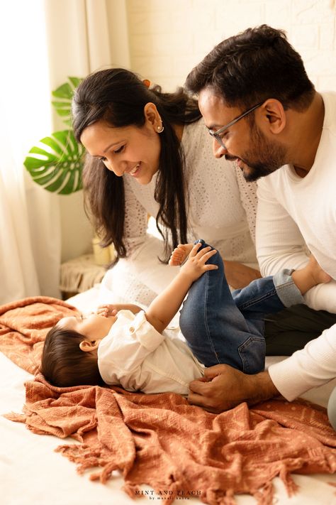 Cozy Family Portraits in a boho room. Baby photoshoot with parents in Mumbai. Boho Bedroom baby shoot ideas. Baby Photoshoot With Parents, Family Portraits With Baby, Baby Shoot Ideas, Boho Lifestyle, Baby Shoot, Room Baby, Family Shoot, Boho Room, Baby Bedroom