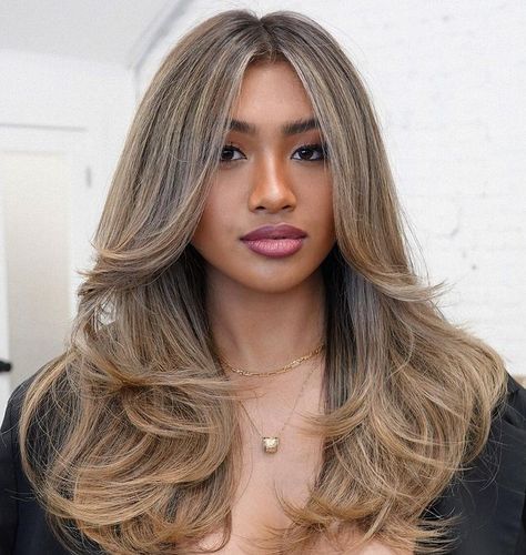 Face-Framing Bronde Balayage Blonde Cool Balayage, One Colour Hair, Brown Girls With Blonde Hair, Blonde Hair On Brunettes, Full Head Foils On Dark Hair, Brown Girl Blonde Hair, Beige Bronde Haircolor Ideas, Face Frame Blonde, Full Head Blonde Highlights On Brunette