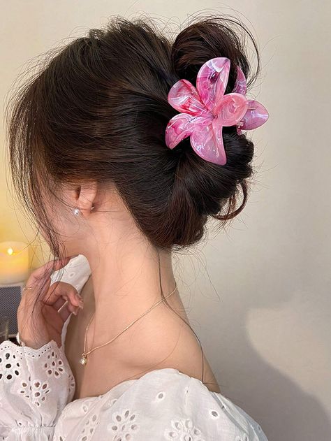 1pc Fashionable Pink Gradient Color Plastic Hair Clip With Large Flower, Elegant And Simple Style Hair Accessory Suitable For Daily Wear, Parties, Commutes, Holidays, Etc. Can Be Used To Tie Hair Up, Make Hairstyles Or As Face-Washing, Bathing, And Make-Up Accessory. Perfectly Matches Clothing And Other Accessories.I discovered amazing products on SHEIN.com, come check them out! Flower Claw Clip Hairstyles, Flower Claw Clip, Daisy Hair, Clip Hairstyles, Hair Claw Clips, Rose Bonbon, Elegant Sophisticated, Claw Hair Clips, Elegant Party