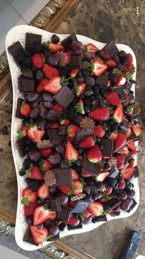 Dark Chocolate Charcuterie Board, Black Food Board, Fruit And Chocolate Charcuterie Board, Easy Dinner Ideas Vegetarian, Black Charcuterie Board, Desert Platter, Dessert Bread Recipes, Breakfast High Protein, Healthy Dinner Easy