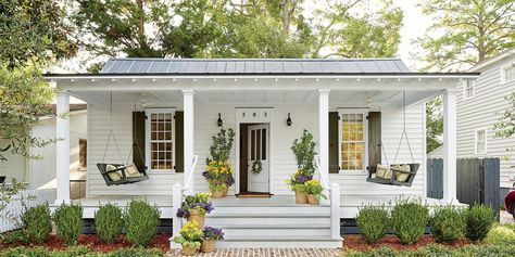 Farmhouse Front Porch Decorating, Veranda Design, Black Shutters, Small Cottages, Front Porch Design, Casa Country, Farmhouse Front Porches, Front Steps, Front Porch Decorating