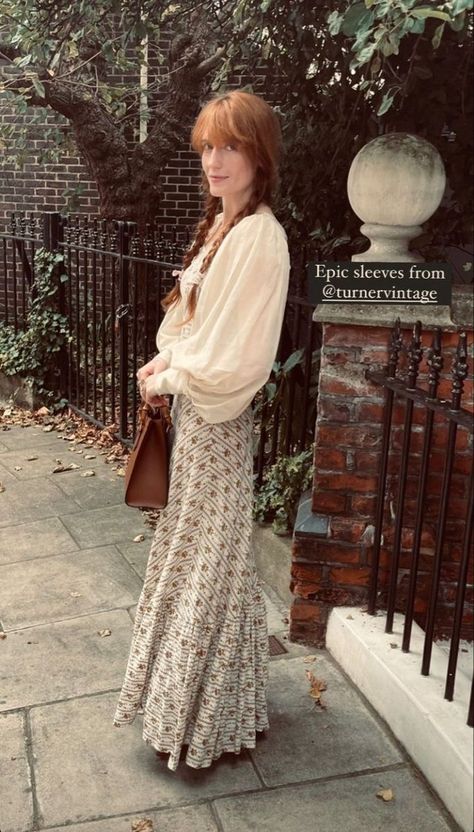 Florence Welch Casual Style, Florence The Machine Outfits, Florence And The Machine Style, Feminine 70s Fashion, Florence And The Machine Outfits, Purple Boho Outfit, Florence Welch Style Inspiration, Florence Welch Outfits, Florence Welch Hair