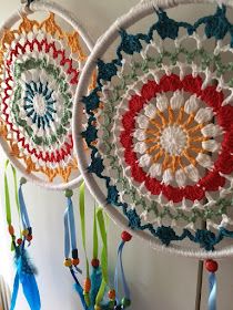 El taller de Naidú: Atrapasueños Crochet Dreamcatcher, Crochet Wall Hangings, Mandala Coloring Books, Coron, Crochet For Home, Crochet Mandala, Basic Crochet Stitches, Crochet Stitches Patterns, Dreamcatchers