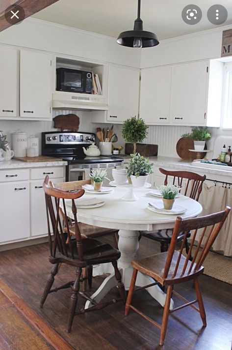 Small Eat In Kitchen, Eat In Kitchen Ideas, Townhome Decor, Eat In Kitchen Table, Kitchen Cottage, Southern Cottage, Small Kitchen Tables, Country Kitchen Designs, English Decor