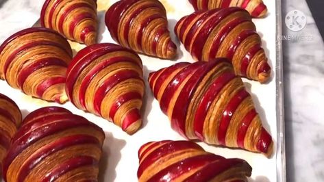 Bicolor raspberry croissant Bicolor Croissant Recipe, Colored Croissants, Bicolor Croissant, Raspberry Croissant Recipe, Bread Names, Croissant Ideas, Raspberry Croissant, Chocolate Croissant Recipe, Croissant Recipes