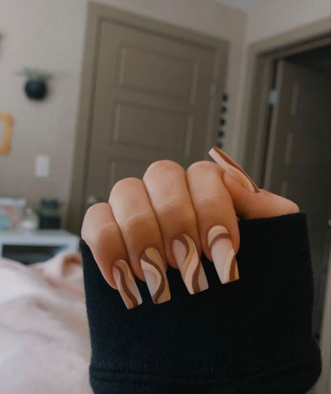 Tan Brown Nails Design, Tan And Gold Nails Acrylic, Brown Nails Swirl Design, Brown Swirls Acrylic Nails, Tan Color Nails Design, Brown Acrylic Nails Design Square, Brown And White Swirl Acrylic Nails, White Brown Nails Acrylic, White And Brown Nails Short