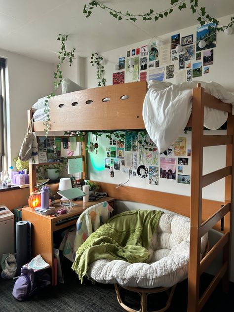 Bookish Dorm Room, Dorm Set Up Layout, Green College Dorm, Artsy Dorm Room, Decorating Dorm, Luxury Dorm, Room Ideas Dorm, Modern Dorm Room, Dorm Room Ideas For Girls