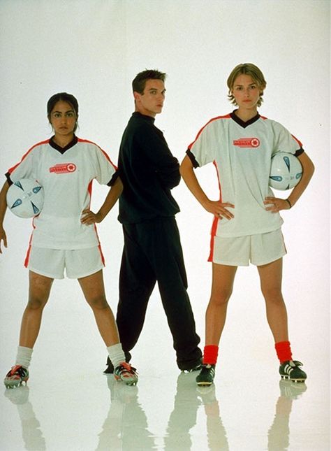 Bend it Like Beckham (2002) Shaznay Lewis, Parminder Nagra, Kiera Knightly, Bend It Like Beckham, Keira Knightly, Summer Athletic, Jonathan Rhys Meyers, Movie Director, Movie Gift