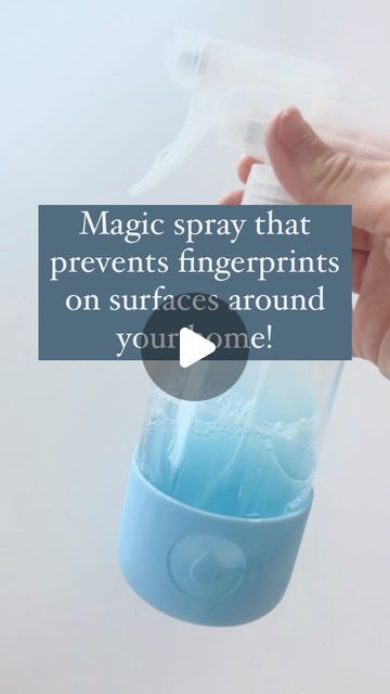 No Fingerprint Spray, Cleaning Kitchen Cabinets, Diy Cleaning Spray, Soap Making Tutorials, Mirror Cleaner, Household Help, How To Clean Mirrors, Easy Cleaning Hacks, Vinegar Cleaning