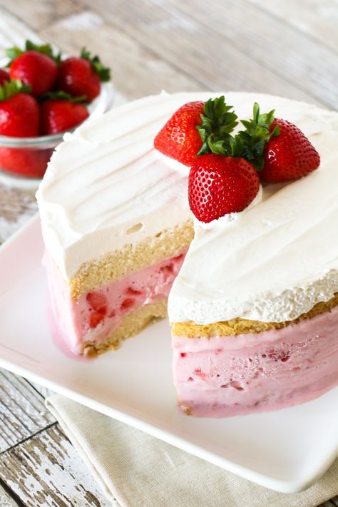 Gluten Free Vegan Strawberry Ice Cream Cake. Layers of vanilla cake, So Delicious Dairy Free strawberry ice cream and creamy Cocowhip. A gorgeous frozen treat! Vegan Ice Cream Cake, Vegan Strawberry Ice Cream, Strawberry Ice Cream Cake, Strawberry Layer Cakes, Lemon Layer Cakes, Layer Cake Recipes, Torte Cupcake, Poke Cake Recipes, Strawberry Lemon