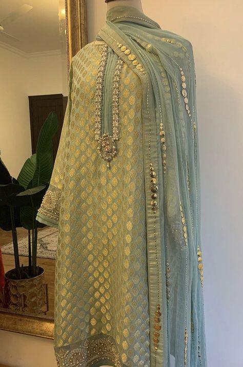 Pakistani Banarsi Suits, Silk Kurti Neck Designs, Banarsi Suit Design Pakistani, Wedding Outfit Pakistani, Colour Party, Silk Kurti, Womens Trendy Dresses, Pakistani Fashion Party Wear, Salwar Kamiz