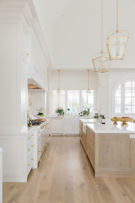 COASTAL MANOR HOME - PARADE OF HOMES 2022 - THE CABINET GALLERY White Farmhouse Sink, White Oak Kitchen, Transitional Kitchen Design, Kabinet Dapur, Dream Kitchens Design, Kitchen Design Trends, Oak Kitchen, Kitchen Inspiration Design, Decor Minimalist