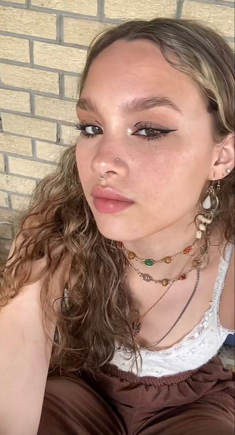 Nose Piercings Septum And Nostril, Septum Piercing Curly Hair, Boho Grunge Makeup, Septum Jewelry In Nostril, Septum And Both Nostril Piercing, 2 Nostril Piercings, Natural Earthy Makeup, Piercing Aesthetic Face, Both Nostrils Pierced With Septum