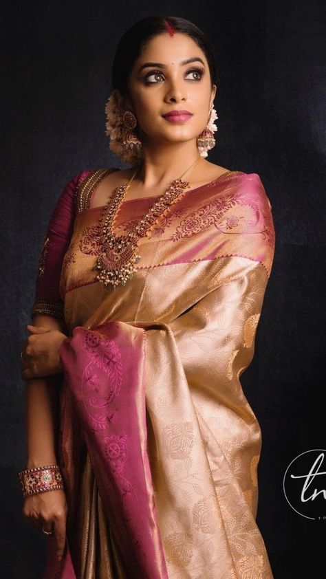 Kanjeevaram Sarees Silk, Pink And Gold Saree, Pink Kanjeevaram Saree, Muhurtham Saree, Angrakha Kurti, Red Sarees, Pink Silk Saree, Kanjeevaram Silk Saree, Hair Style On Saree