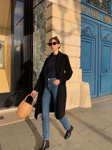 What To Wear In Paris | A Parisian Outfit Guide For Each Season French Winter Outfits, Parisian Winter Style, Parisian Winter Outfits, Parisian Winter, Parisian Outfit, Chelsea Boots Outfit, Dress Like A Parisian, Parisian Outfits, Paris Winter