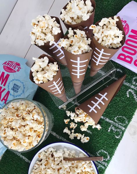 Football Popcorn Bar. - DomestikatedLife Football Crafts For Kids, Birthday Party Food Healthy, Football Popcorn, Snack Cones, Party Food Healthy, Super Bowl Crafts, Healthy Super Bowl, Bowl Craft, Superbowl Party Decorations