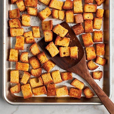 This cornbread crouton recipe uses so few ingredients that you'll be pleasantly surprised by how delightfully tasty the results are. Crouton Recipe, Cornbread Croutons, Savory Cornbread, How To Make Cornbread, Cornbread Recipe Sweet, Crouton Recipes, Recipe For Dinner, Homemade Cornbread, Sweet Cornbread