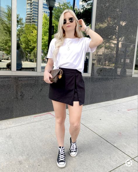 Converse style. Black skirt casual outfit Black Athletic Skirt Outfit Casual, Black Athletic Skort Outfit, Black Skort Outfit Casual Summer, Black Skort Outfit Casual, Black Skirt Casual Outfit, Black Athletic Skirt Outfit, Skirt And Converse Outfit, Skorts Skirts Outfit, Skirt With Converse