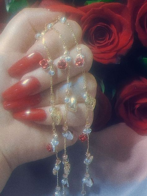 Necklace Expensive, Latino Aesthetic, Latina Culture, Latina Vibes, Los Angeles Streetwear, Latina Nails, Latina Jewelry, Latina Aesthetic, Hispanic Aesthetic