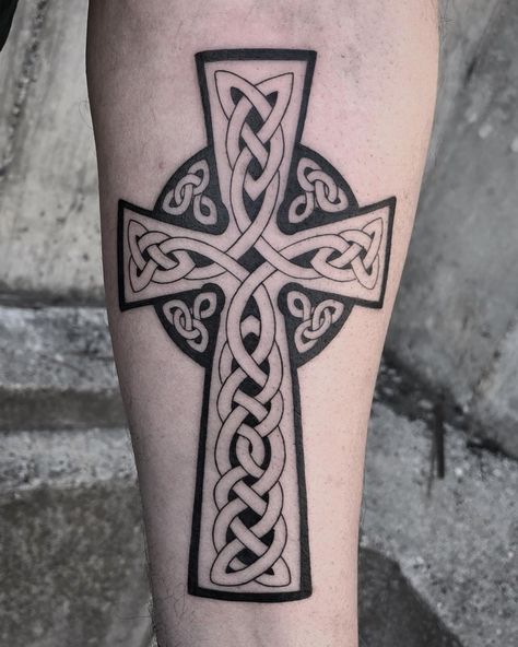 Celtic Cross Tattoo | Tattoo Ideas and Inspiration | cody.tattoo Irish Cross Tattoo, Celtic Cross Tattoo For Men, Belly Tattoos For Women, Celtic Band Tattoo, Celtic Cross Tattoo, Celtic Tattoo For Women, Mandala Skull, Celtic Tattoos For Men, Unique Cross Tattoos