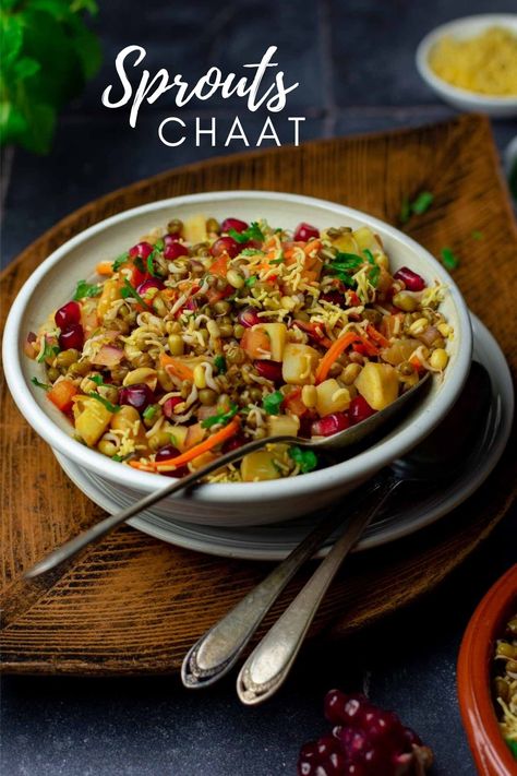 Easy Indian Appetizers, Healthy Indian Snacks, Snack Salad, Seasoned Chickpeas, Chats Recipe, Indian Appetizers, 100 Calorie, Sprouts Salad, Chaat Recipe